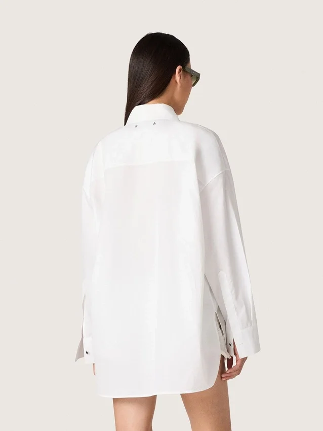 Camicia oversize da donna in cotone bianco con dettagli plissettati e bottoni gioiello