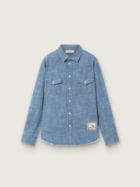 Camicia unisex Journey in chambray di cotone azzurro con orlo sfrangiato e toppa ricamata