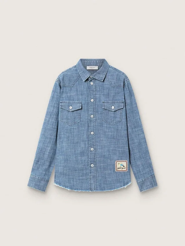 Camicia unisex Journey in chambray di cotone azzurro con orlo sfrangiato e toppa ricamata
