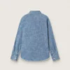 Camicia unisex Journey in chambray di cotone azzurro con orlo sfrangiato e toppa ricamata