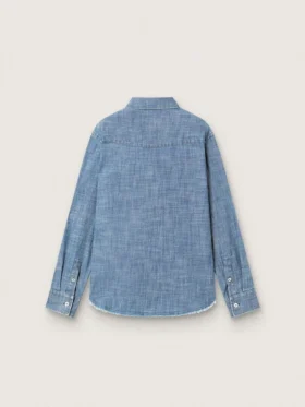 Camicia unisex Journey in chambray di cotone azzurro con orlo sfrangiato e toppa ricamata