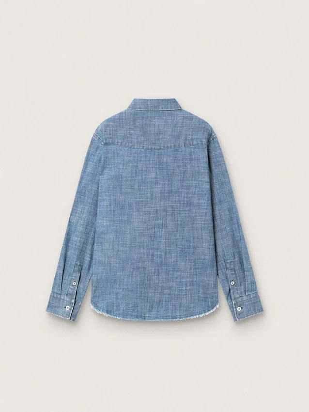 Camicia unisex Journey in chambray di cotone azzurro con orlo sfrangiato e toppa ricamata