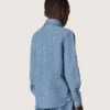 Camicia unisex Journey in chambray di cotone azzurro con orlo sfrangiato e toppa ricamata