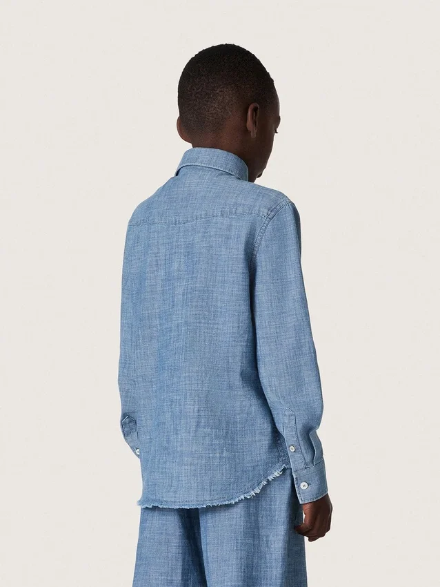 Camicia unisex Journey in chambray di cotone azzurro con orlo sfrangiato e toppa ricamata