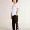 Camicie bianche con logo e stella neri a contrasto
