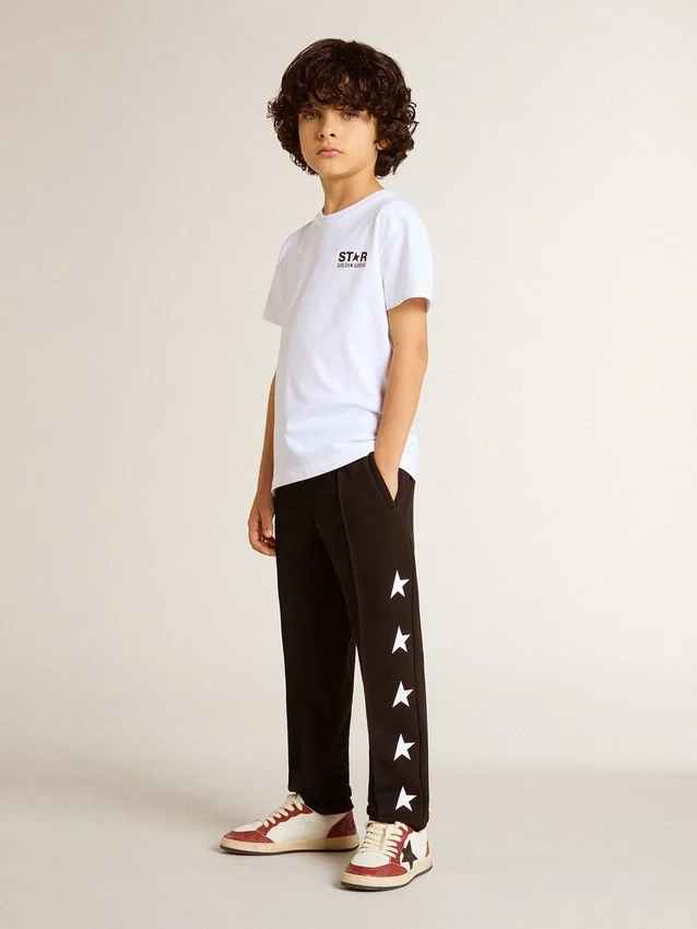 Camicie bianche con logo e stella neri a contrasto