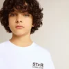 Camicie bianche con logo e stella neri a contrasto