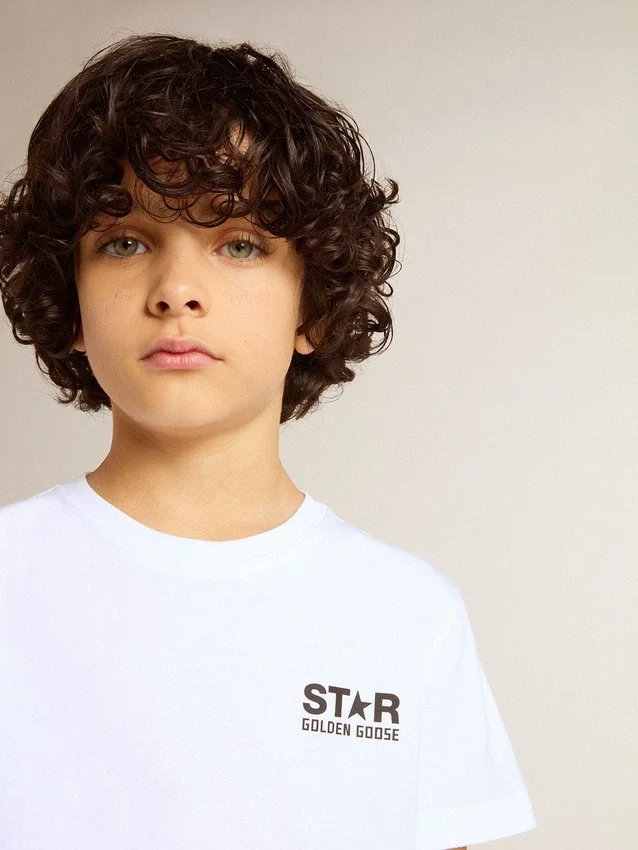 Camicie bianche con logo e stella neri a contrasto