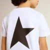Camicie bianche con logo e stella neri a contrasto