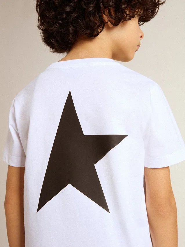 Camicie bianche con logo e stella neri a contrasto