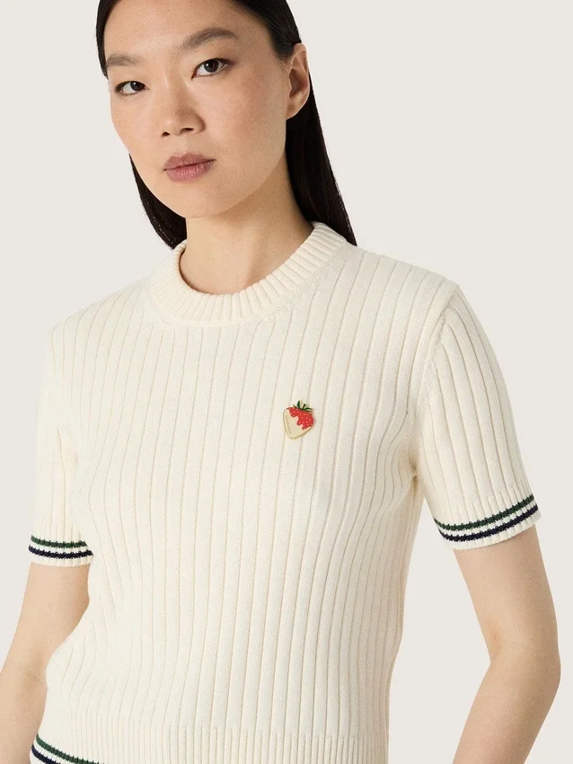 Camicie da donna in maglia bianca con bordi a contrasto e spilla rimovibile