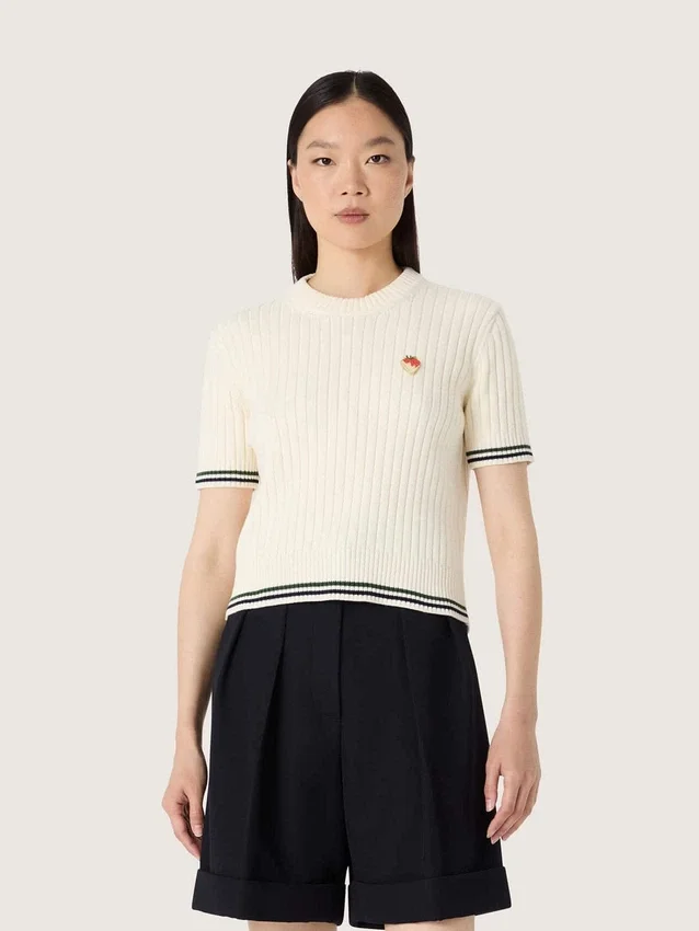 Camicie da donna in maglia bianca con bordi a contrasto e spilla rimovibile