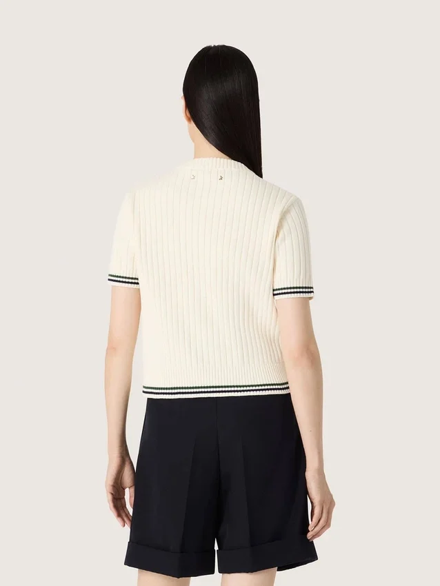 Camicie da donna in maglia bianca con bordi a contrasto e spilla rimovibile