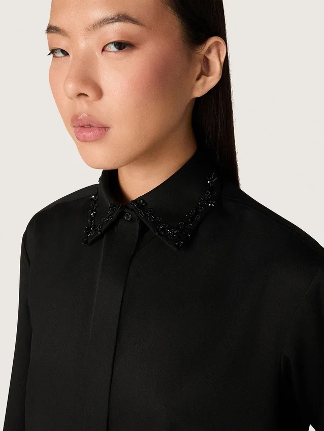 Camicie da donna in twill di lana nero con ricami floreali in perline di vetro