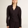 Camicie da donna nere a righe verticali con chiusura a nodo laterale