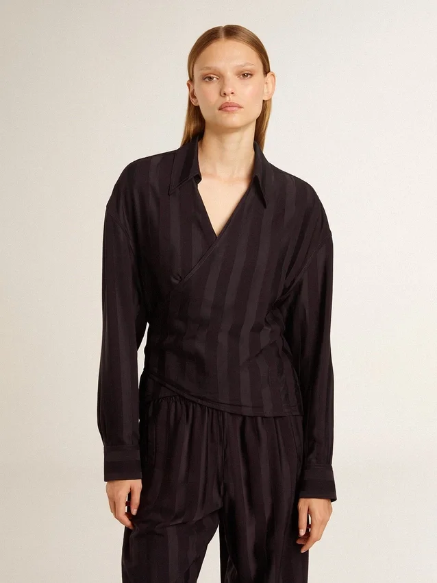 Camicie da donna nere a righe verticali con chiusura a nodo laterale