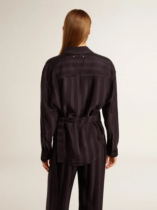 Camicie da donna nere a righe verticali con chiusura a nodo laterale