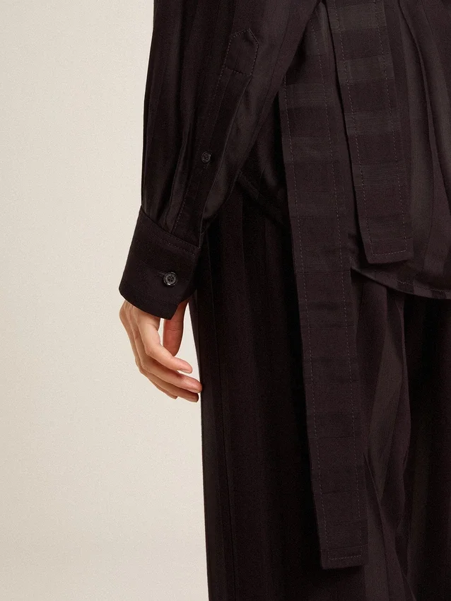 Camicie da donna nere a righe verticali con chiusura a nodo laterale
