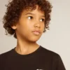 Camicie nere con logo bianco a contrasto sul davanti e maxi stella sul retro