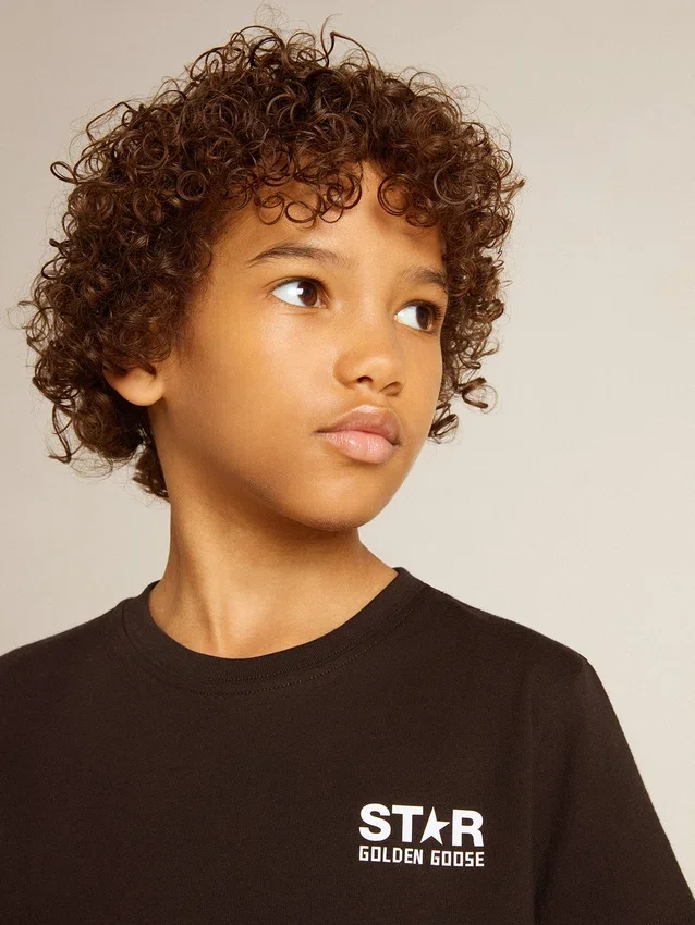 Camicie nere con logo bianco a contrasto sul davanti e maxi stella sul retro
