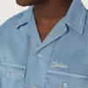 Camicie unisex in denim azzurro con ricamo sul retro
