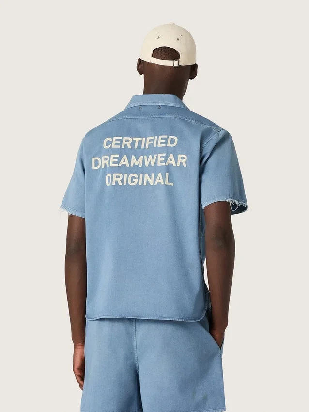 Camicie unisex in denim azzurro con ricamo sul retro