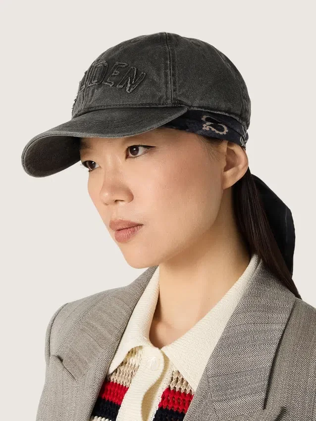 Cappellino da baseball antracite con toppa tono su tono “Golden”