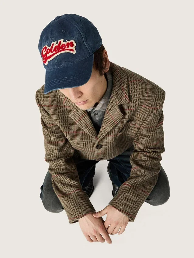 Cappellino da baseball blu denim con toppa “Golden” in spugna rossa e bianca