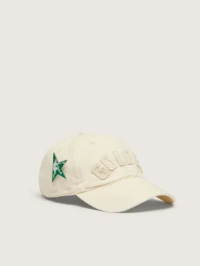 Cappellino da baseball color crema con toppa tono su tono “Golden” e spilla a forma di stella verde