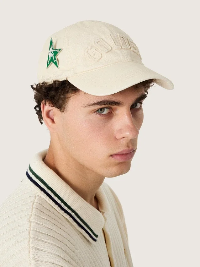 Cappellino da baseball color crema con toppa tono su tono “Golden” e spilla a forma di stella verde