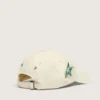 Cappellino da baseball color crema con toppa tono su tono “Golden” e spilla a forma di stella verde