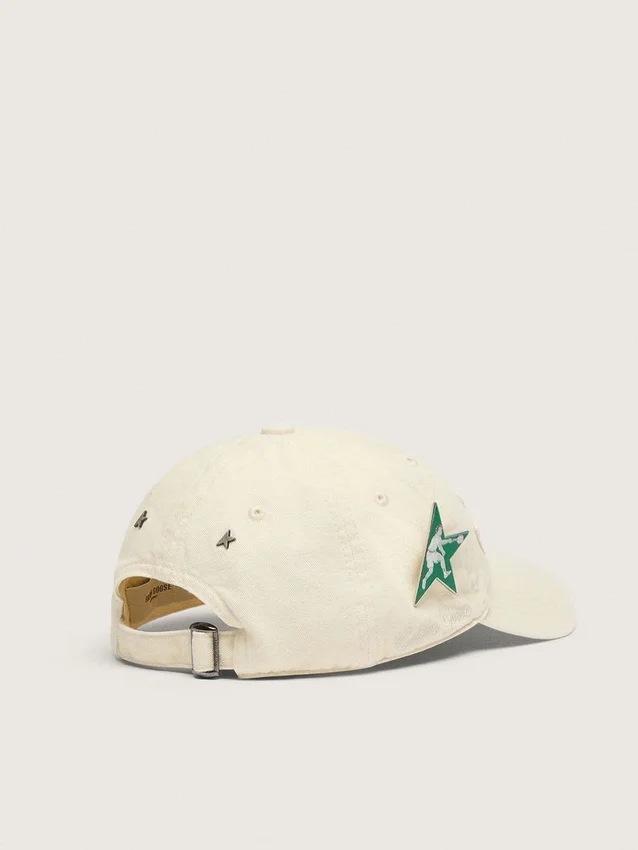 Cappellino da baseball color crema con toppa tono su tono “Golden” e spilla a forma di stella verde