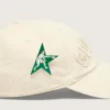 Cappellino da baseball color crema con toppa tono su tono “Golden” e spilla a forma di stella verde