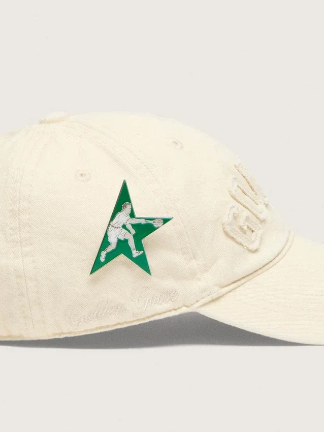 Cappellino da baseball color crema con toppa tono su tono “Golden” e spilla a forma di stella verde