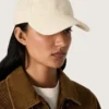 Cappellino da baseball color ecrù con stella ricamata tono su tono