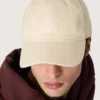 Cappellino da baseball color ecrù con stella ricamata tono su tono