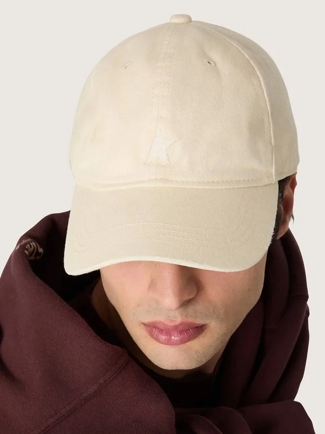 Cappellino da baseball color ecrù con stella ricamata tono su tono