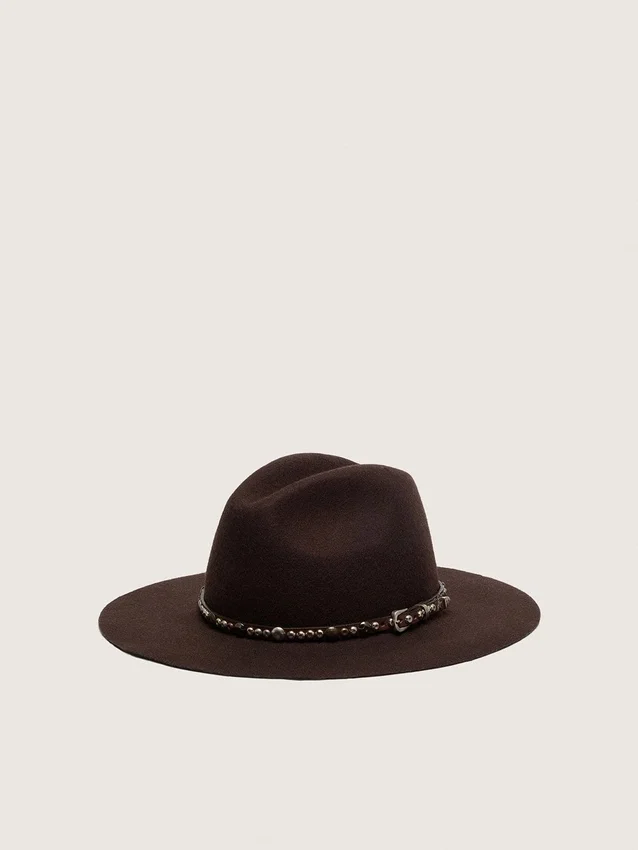 Cappello color caffè con cinturino in pelle borchiato