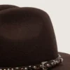 Cappello color caffè con cinturino in pelle borchiato