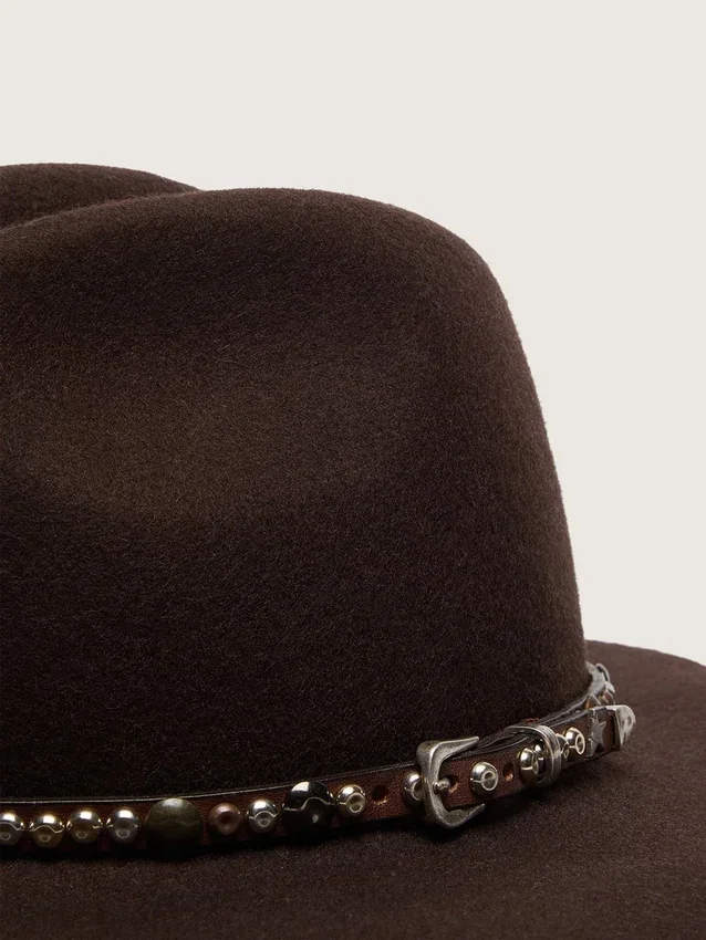 Cappello color caffè con cinturino in pelle borchiato