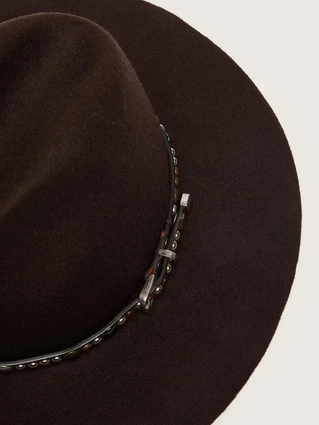 Cappello color caffè con cinturino in pelle borchiato