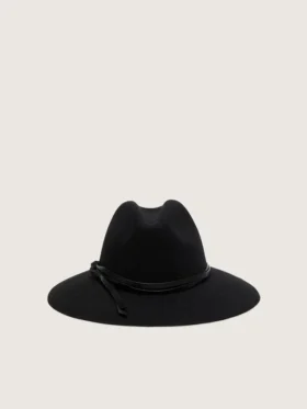 Cappello nero con cinturino in pelle