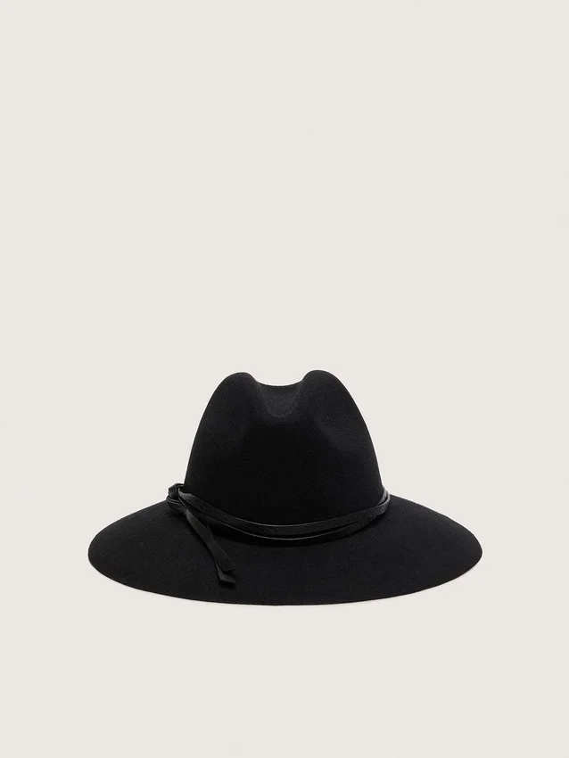 Cappello nero con cinturino in pelle