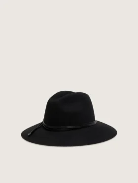Cappello nero con cinturino in pelle