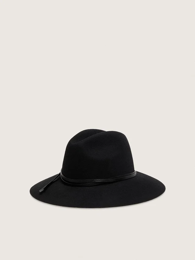 Cappello nero con cinturino in pelle