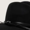 Cappello nero con cinturino in pelle