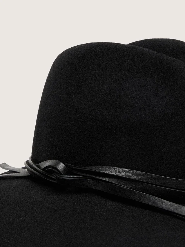 Cappello nero con cinturino in pelle