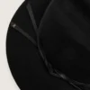 Cappello nero con cinturino in pelle