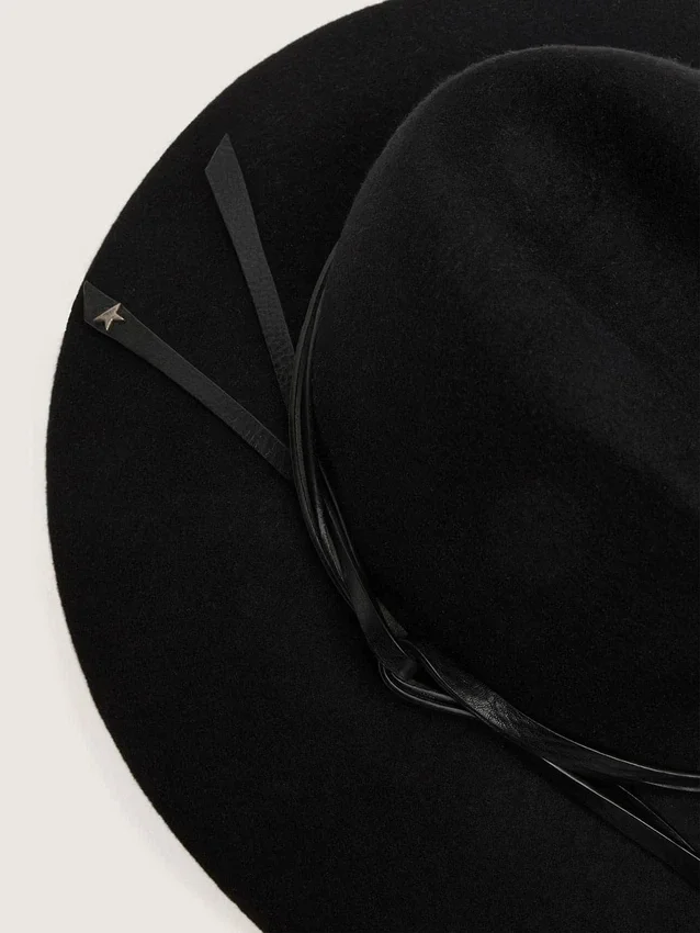 Cappello nero con cinturino in pelle