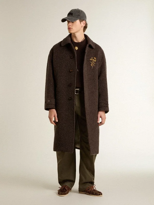 Cappotto da uomo Journey monopetto in misto lana stropicciata con spilla floreale